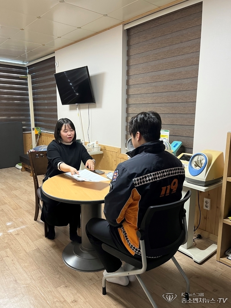 소방공무원과 심리상담을 하고있다