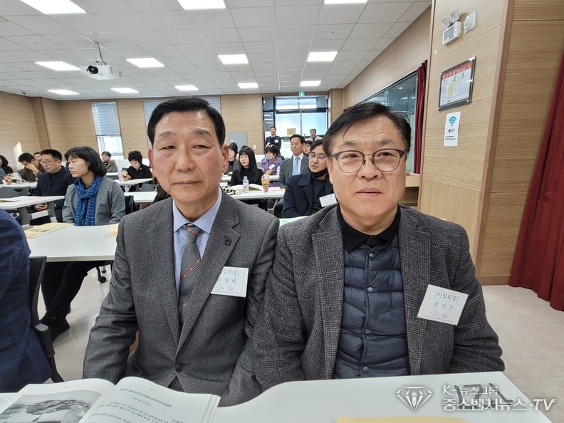 좌측-이재배 제10대 회장, -우측-전석진 제9대 회장, 기념촬영