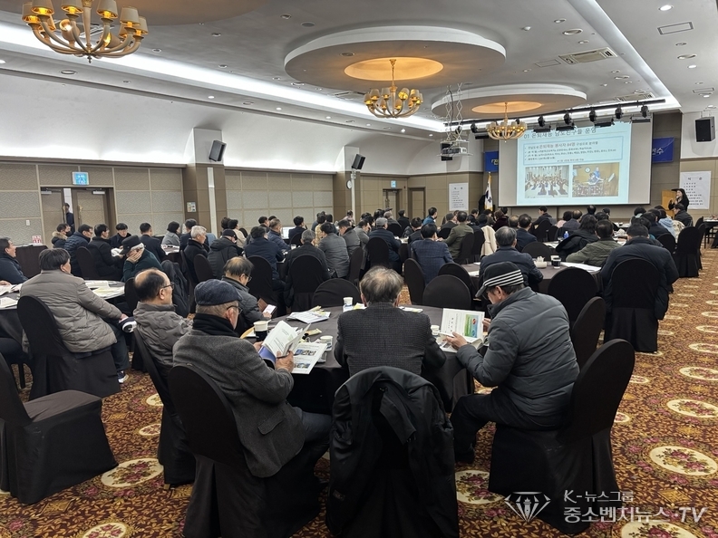 19일 나주중흥골드스파에서 퇴직 교직원들의 학교 교육활동 지원을 위한 역량 강화 연수가 진행되고 있다.