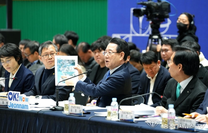 김영록 전라남도지사가 20일 목포 국제축구센터에서 ‘목포시 정책비전 투어’ 토론을 주재하고 미래 신산업 육성 등 지역발전 의견과 제안에 대한 질문에 답변하고 있다.