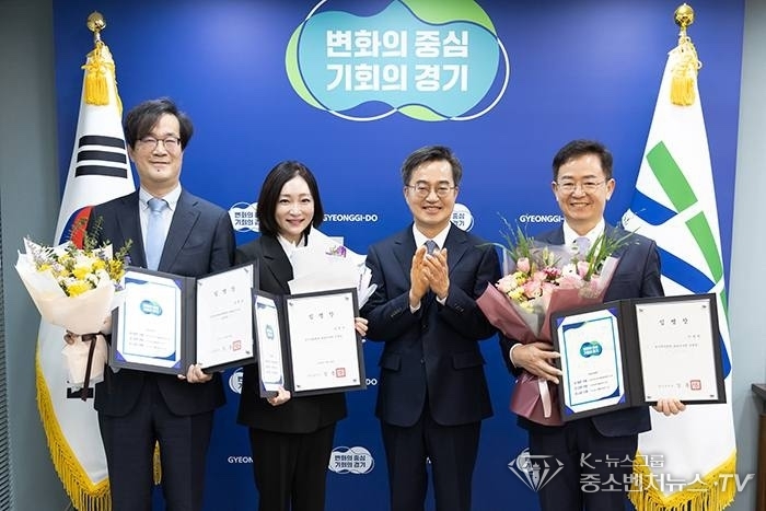 우측-이용빈 경기도 복지재단 대표이사, 우측-2번째 경기도 김동연 지사-(사진-경기도 복지재단 제공)