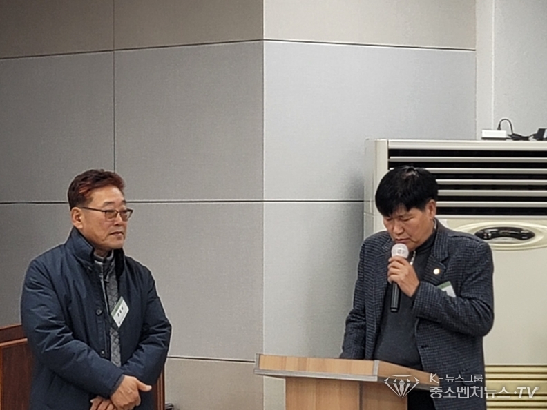 좌측-전권섭 감사, 우측-정세열 감사가 대의원들에게 감사보고를 하였다
