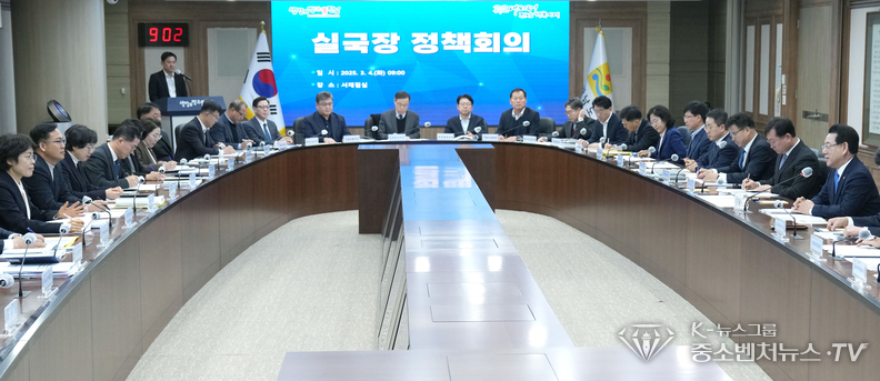 김영록 전남지사는 실국장회의에서 미국방문 성과에 대해 토론하고 있다