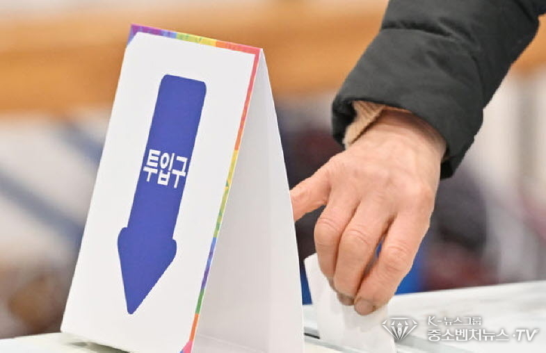 제1회 전국 동시 새마을금고 이사장 선거가 치러지는 5일 오전 광주 서구 양동초등학교에서 한 유권자가 투표함에 투표지를 넣고 있다.