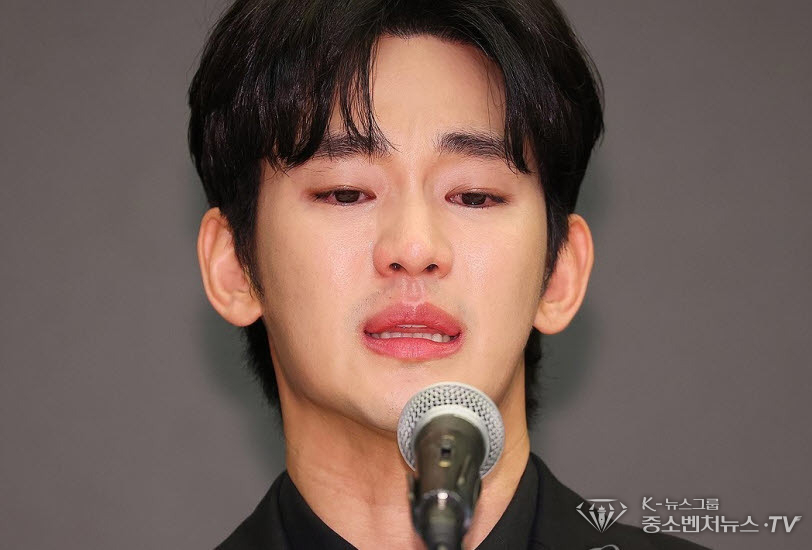눈물 흘리는 김수현. 배우 김수현이 31일 오후 서울 마포구 스탠포드 호텔에서 미성년자였던 배우 고 김새론과 교제했다는 의혹과 관련해 입장발표 기자회견을 하고 있다.