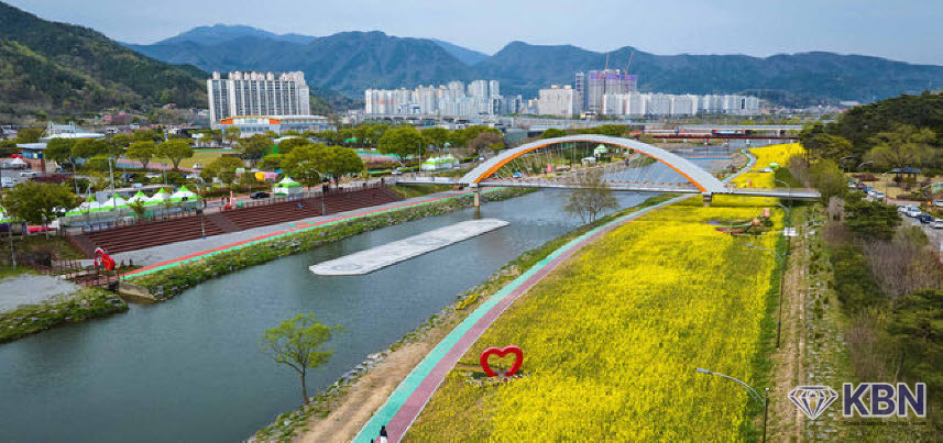'2025 화순봄꽃축제'가 18일 화순읍 남산공원 입구에서 개장식과 함께 본격적인 막이 오른다. 사진은 유채꽃이 만개한 꽃강길 축제장. (사진=화순군 제공).