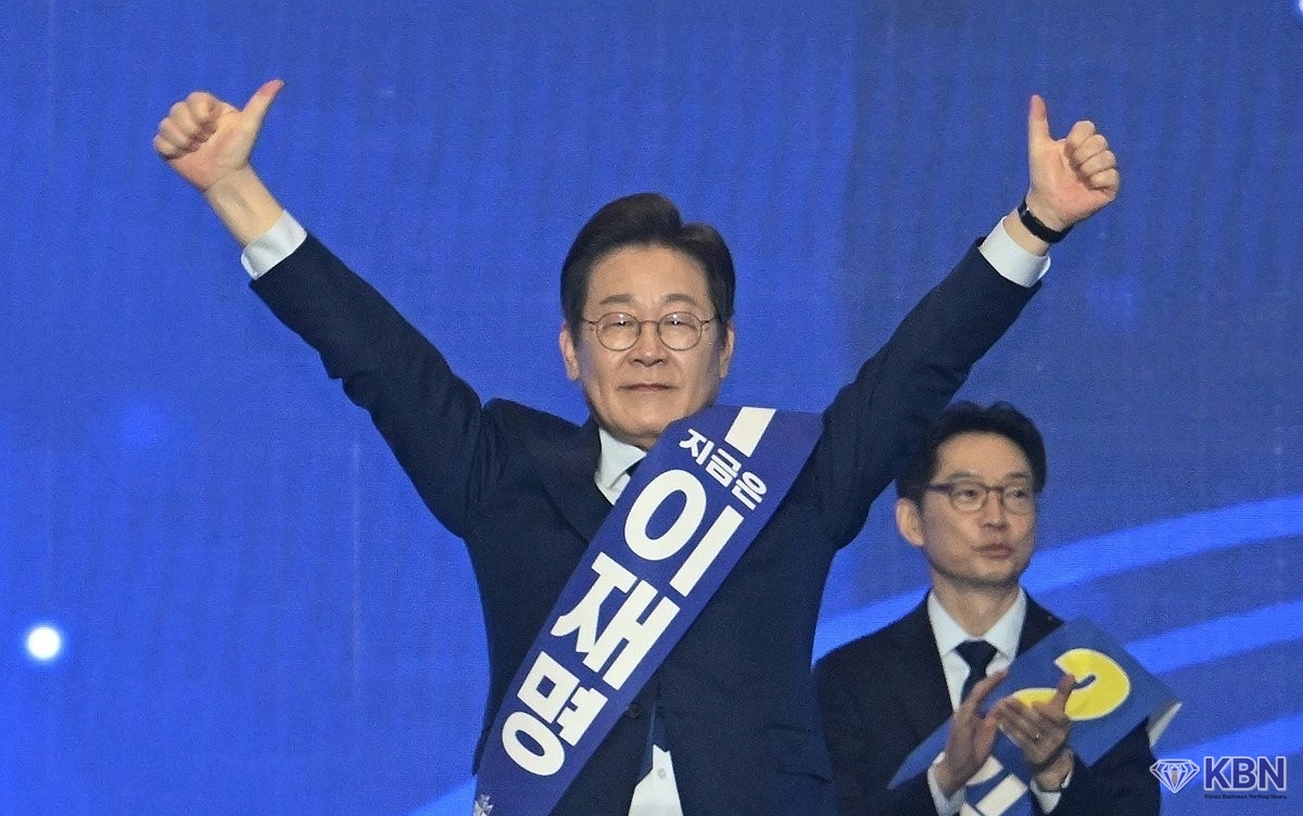 더불어민주당 이재명 대선 경선 후보가 27일 경기 고양시 킨텍스에서 열린 '제21대 대통령선거 후보자 선출을 위한 수도권·강원·제주 경선 및 최종 후보자 선출 대회'에서 엄지를 들고 있다.