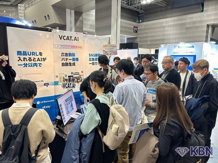 부산창조경제혁신센터 지원으로 함께 'Climbers Startup JAPAN EXPO 2024'에 참여한 스타트업 파이온코퍼레이션 전찬석·정범진 대표가 일본 기업과 스타트업 관계자들에게 운영 중인 부스를 설명하고 있다. (사진=부산창조경제혁신센터 제공)