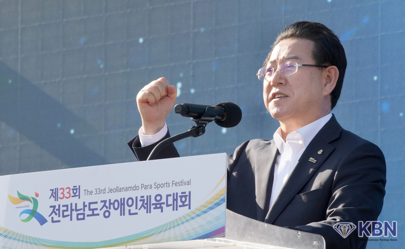 김영록전라남도지사가 전라남도장애인체육대회 인사말을 하고있다