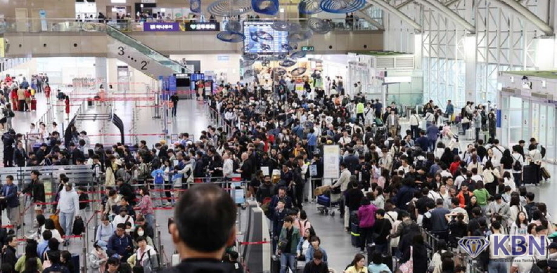 징검다리 황금연휴 첫날인 1일 부산 강서구 김해국제공항 국제선 출국장에서 해외여행을 떠나는 여행객들이 길게 줄을 선 채 출국수속을 거치고 있다. 한국공항공사 김해공항에 따르면 황금연휴 기간인 1~6일 김해공항 국제선 이용객은 총 17만9177명(출국 8만822명, 입국은 9만8355명)으로 예상됐다.