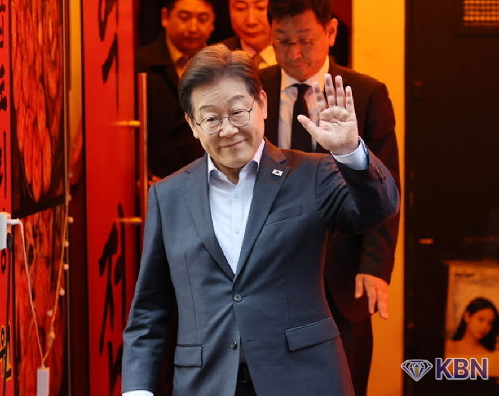 이재명 더불어민주당 대선후보가 1일 오후 서울 종로구의 한 포장마차에서 열린 비전형 노동자 간담회를 마치고 나오며 손을 들어 보이고 있다. 대법원 전원합의체는 이날 이 후보에게 무죄를 선고한 원심 판결을 파기하고 사건을 서울고법으로 돌려보냈다.