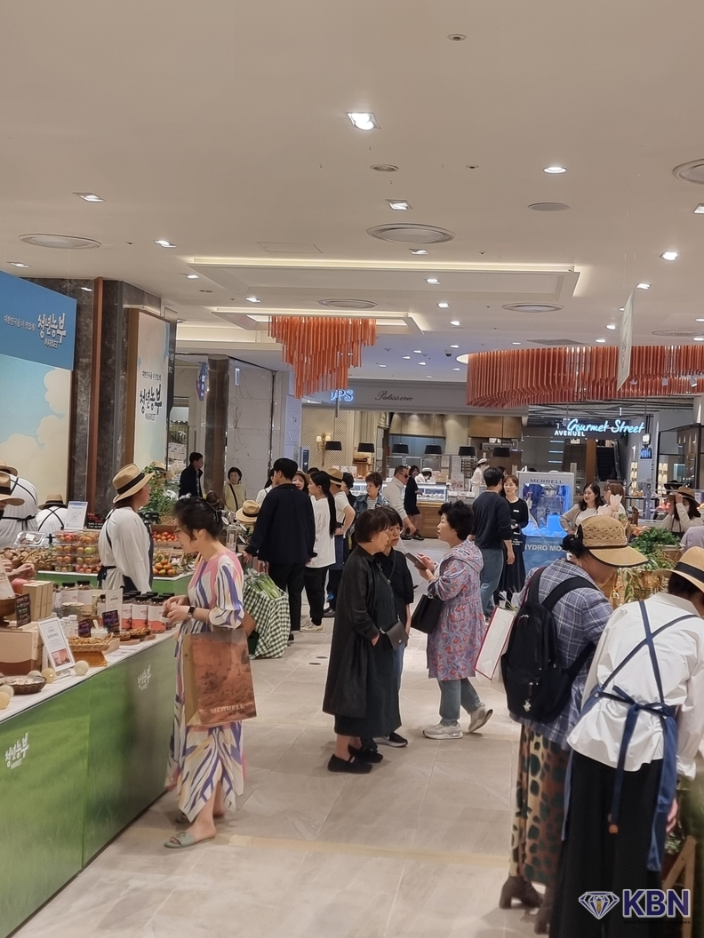 전남 청년농부마켓 에서 부산롯데 백화점에서 전남 농특산물 특별행사를 선보이고 있다