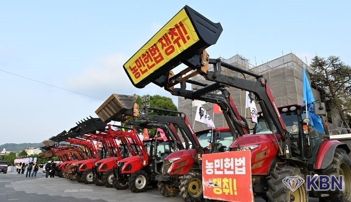 6일 오후 광주 동구 5·18민주광장에 전국농민회총연맹 광주전남연맹의 트랙터들이 주차돼있다. 전농 광주전남연맹은 쌀 수입 중단과 농산물 최저가격 보장을 촉구하며 오는 10일 서울에서 열리는 광화문 시국대회에 트랙터를 몰고 참석할 방침이다.
