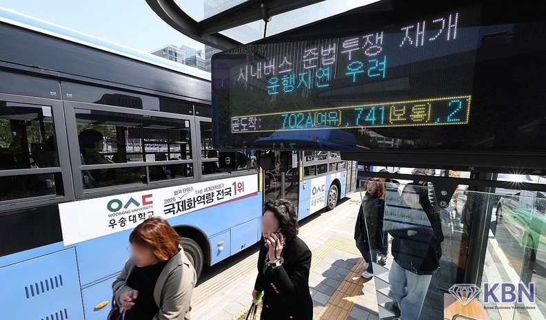 서울 시내버스 노조가 연휴가 끝난 뒤 첫차부터 준법투쟁(준법운행)을 재개한 7일 오전 서울 광화문의 한 버스정류장 전광판에 준법투쟁 재개로 인한 운행지연 안내문구가 표시되고 있다.
