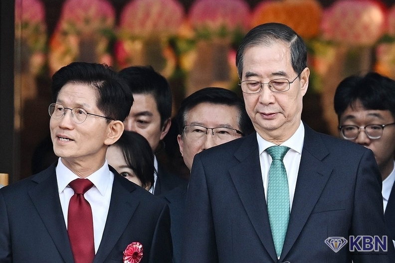 국민의힘 김문수 대선 후보(왼쪽)와 무소속 한덕수 대선 예비후보가 5일 서울 종로구 조계사에서 봉축법요식에 입장하고 있다.