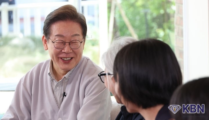 이재명 더불어민주당 대통령 후보가 2차 골목골목 경청투어 마지막 날인 7일 오후 전북 전주시의 카페에서 '영화와 드라마, 정치가 그리는 미래의 스크린' K-콘텐츠 산업 진흥 간담회를 하고 있다.