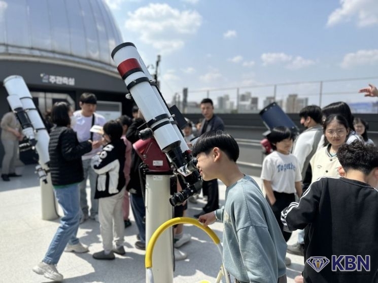 국립광주과학관 별빛천문대에서 참가자들이 태양 전용 망원경을 통해 홍염과 흑점을 관측하고 있다. (광주과학관 제공)<br>
