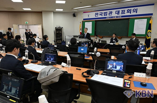 조희대 대법원장이 14일 경기도 고양시 사법연수원에서 열린 전국법관대표회의에서 인사말을 하고 있다. (전국법관대표회의 제공)