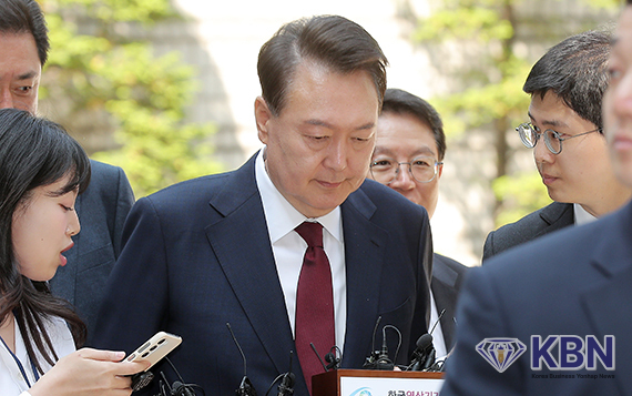 윤석열 전 대통령이 지난달 21일 오전 서울 서초구 서울중앙지방법원에서 열린 내란 우두머리 혐의에 대한 두 번째 정식 재판에 출석하고 있다
