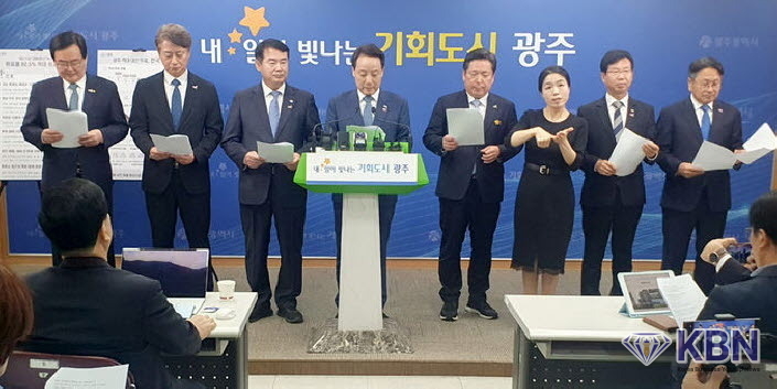 12일 오전 광주 서구 광주시청 브리핑룸에서 강기정 광주시장과 이정선 광주시교육감, 5개 구청장이 6·3 21대 대통령선거 투표 참여 기자화견을 하고 있다.