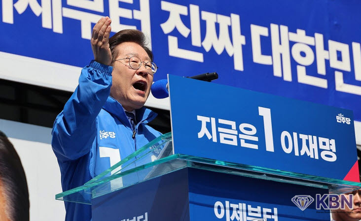 더불어민주당 이재명 대선 후보가 6·3 대통령선거 공식 선거운동 첫날인 12일 서울 광화문광장에서 열린 '빛의 혁명' 광화문 유세에서 시민들에게 지지를 호소하고 있다.
