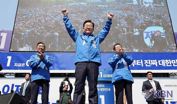 더불어민주당 이재명 대선 후보가 제21대 대통령선거 공식 선거운동이 시작된 12일 서울 종로구 청계광장에서 열린 중앙선거대책위원회 출정식에서 시민들에게 인사하고 있다.