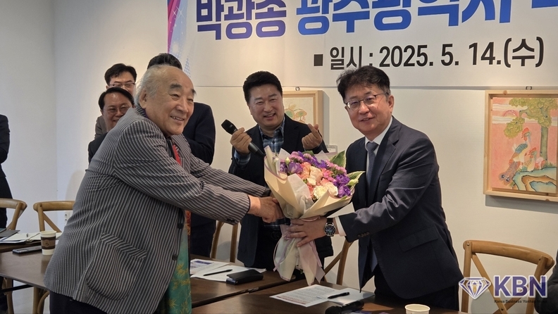박광종 광주지방국세청장에게 꽃다발 전달-황하택 회장