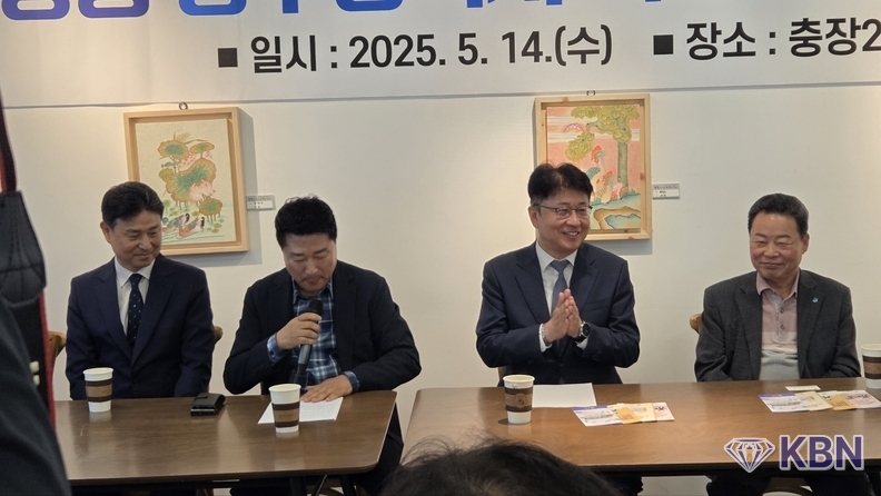 좌측-장영수 광주세무서장, 두번째-오방용 회장,, 중앙-박광종 광주지방국세청장, 우측-광주광역시 상인회 김승재 회장