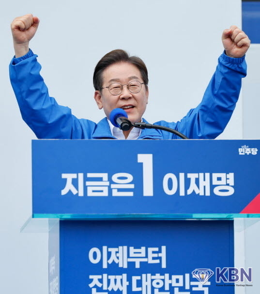 이재명 더불어민주당 대선 후보가 14일 경남 창원시 상남분수광장에서 열린 집중유세에서 두주먹을 번쩍 들어보이고 있다.