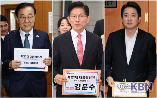 김윤덕 더불어민주당 사무총장, 김문수 국민의힘 대선 후보, 이준혁 개혁신당 대선 후보가 각각 중앙선거관리위원회에 대통령 선거 등록을 하고 있다.