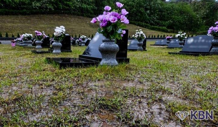 9일 오전 광주 북구 운정동 국립5·18민주묘지 2묘역에 강수로 인한 물웅덩이가 만들어져 있다.