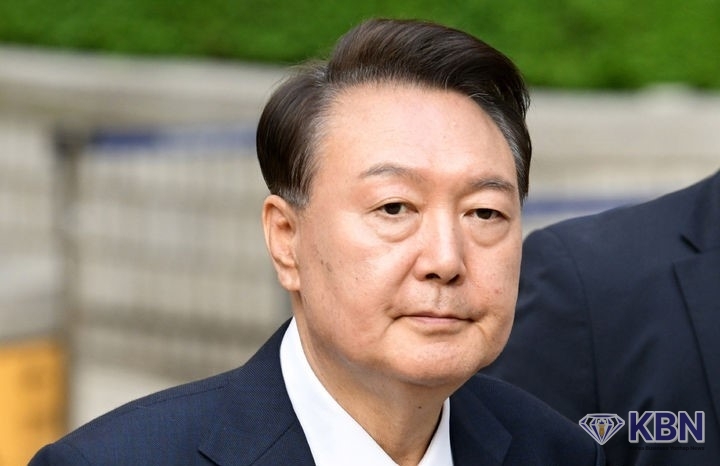 17일 오전 9시께 국민의힘을 자진 탈당을 결단한 윤석열 전 대통령
