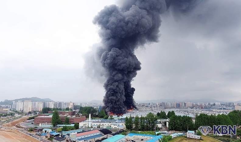 17일 오전 광주 광산구 송정동 금호타이어 광주공장에서 불이 나 검은 연기가 치솟고 있다. 소방 당국은 광주 전체 소방서 인력을 동원하는 대응 2단계를 발령해 진화 중이다.