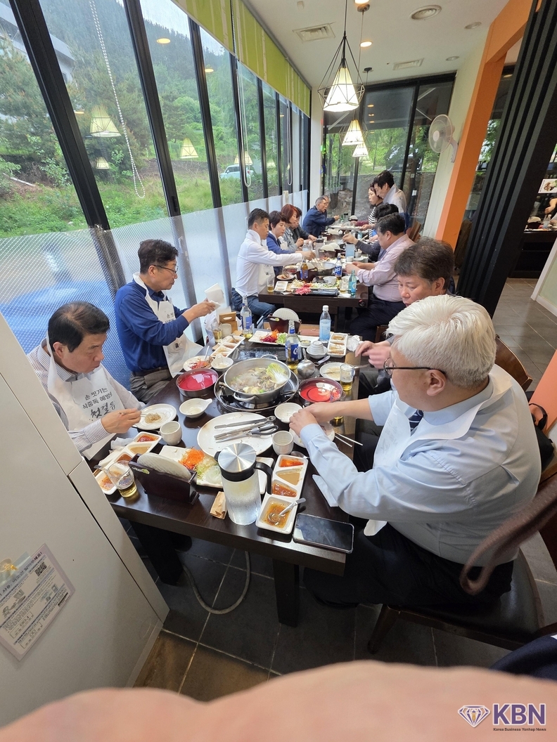 행사에 참석한 본 언론사 가족들 2부 행사장 "샤브더 맛집" 맛깔스런 음식과 함께 자축을 하고 있다.