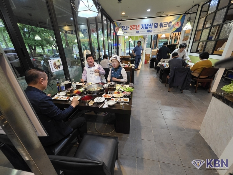 본 행사 2부 행사에 참석한 본 언론사 가족들 2부 행사장 "샤브더 맛집"에서 맛깔스런 음식과 함께 자축을 하고 있다.