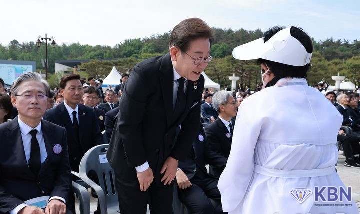 이재명 더불어민주당 대선후보가 18일 광주 북구 국립5·18민주묘지에서 열린 제45주년 5·18민주화운동 기념식에서 오월어머니회 회원들과 인사를 하고 있다.