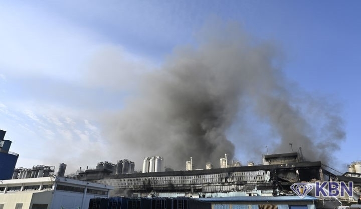 18일 오전 광주 광산구 소촌동 금호타이어 광주공장 화재 현장에서 소방 당국이 2일째 진화 작업을 벌이고 있다.