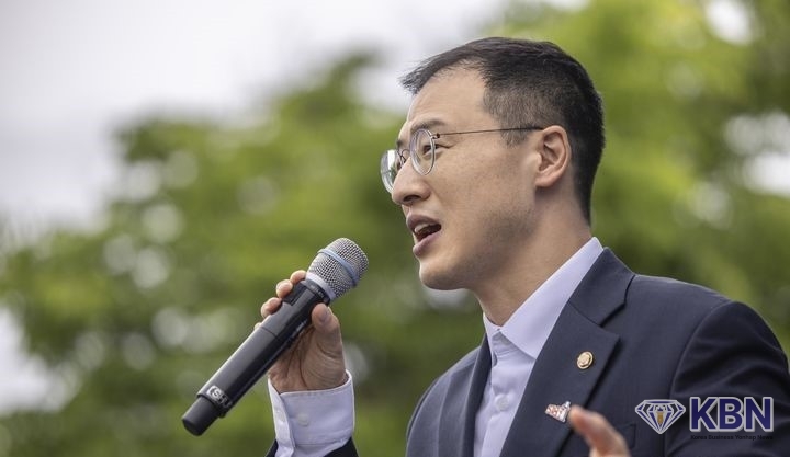 김상욱 무소속 의원이 16일 전북 익산시 익산역 동부광장에서 이재명 더불어민주당 대선후보 지지 연설을 하고 있다.
