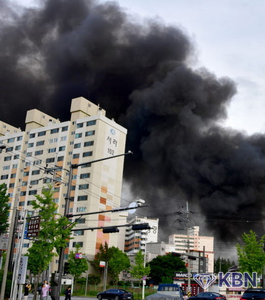 지난 17일 금호타이어 광주공장에서 발생한 화재가 10시간 이상 지속되고 검은 연기가 인근의 아파트로 이동하면서 광주 광산구 소촌동 인근 아파트 주민들에게 대피령이 내려졌다.