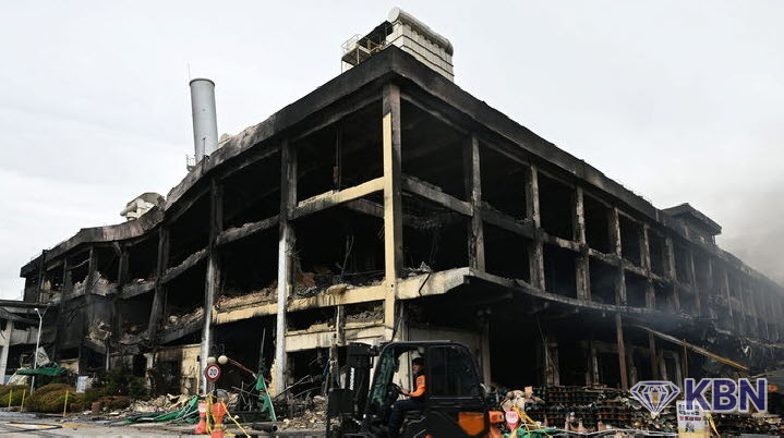 금호타이어 광주공장 화재 사흘째인 19일 오전 광주 광산구 금호타이어 2공장이 잿더미로 변해 연기가 피어오르고 있다.