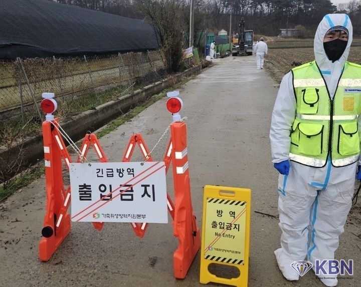 5일 H5N1형 고병원성 조류인플루엔자(AI)가 확진된 충북 청주시 청원구 북이면 육용오리 농장의 출입이 통제되고 있다.(사진=충북도 제공)