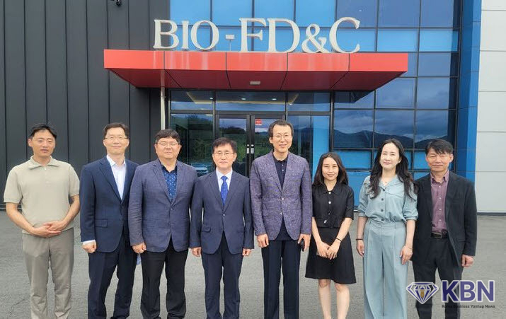 김동수 광주본부세관장 (사진. 좌측 4번째)은 21일 전남 화순 생물의약산업단지 내 바이오에프디엔씨를 현장 방문했다. (사진=광주세관 제공)