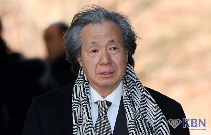 정기석 국민건강보험공단 이사장이 지난 1월 15일 오후 서울 서초구 서울고등법원에서 열리는 담배 소송 항소심 제11차 변론에서 의견 진술을 하기 위해 법정으로 향하고 있다.