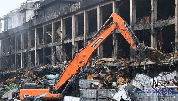 지난 19일 오전 광주 광산구 금호타이어 제2공장에서 원활한 화재 진화를 위한 잔재물 처리 작업이 진행되고 있다.