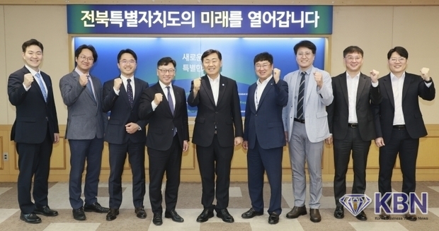 세계 최고의 의료기관인 미국 메이요클리닉의 신경공학·정밀수술 연구소장 켄달 리(Kendall Lee) 교수 등 4명의 방문단이 22일 전북특별자치도청을 방문하여 김관영 도지사와 기업 유치 및 공동 연구개발 방안 등을 논의하고 있다.