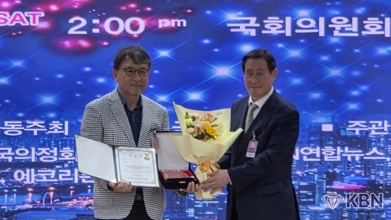 좌측-지스타모빌리티(주) 김종필 대표이사, 우측-사단법인 대한기자협회 김필용 이사장