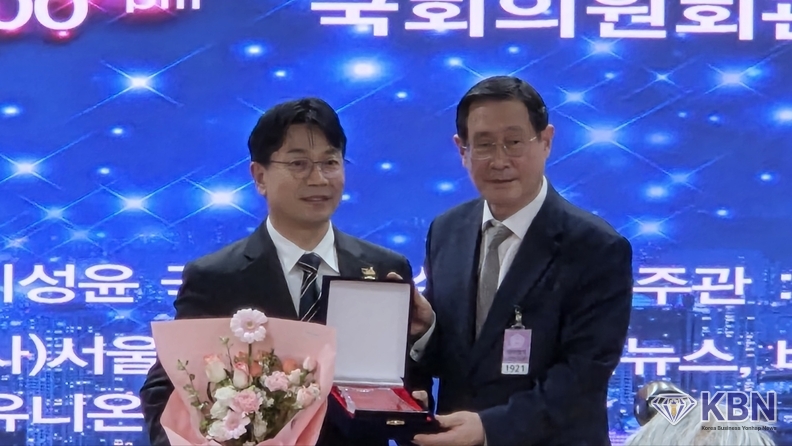 좌측-주)신화피에스이앤씨 오승환 대표, 우측-사단법인 대한기자협회 김필용 이사장