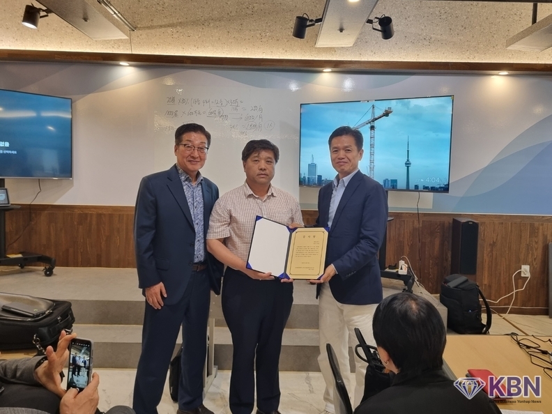 좌측-롤링스톤즈 선릉 아카데미 이원진 부원장, 중앙-1472디지털경제교육원 이일용 원장, 우측-롤링스톤즈 윤중국 대표 감사장 수여