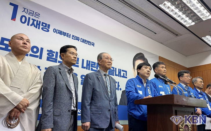 더불어민주당 전북특별자치도당이 26일 전북도의회에서 기자회견을 열고 투표 참여를 독려하고 있다