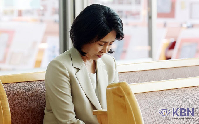 27일 오전 전남 고흥군 소록도 내 중앙교회에서 더불어민주당 이재명 대선 후보의 배우자 김혜경 여사가 기도를 하고 있다.